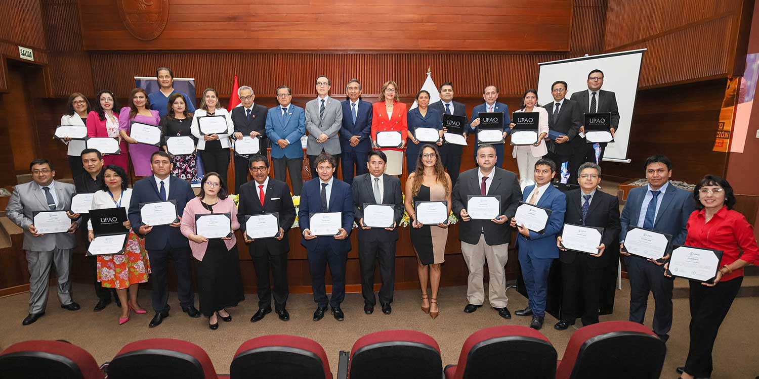 UPAO premia a maestros y estudiantes investigadores - Ganadores recibieron diploma y premio pecuniario en ceremonia académica.